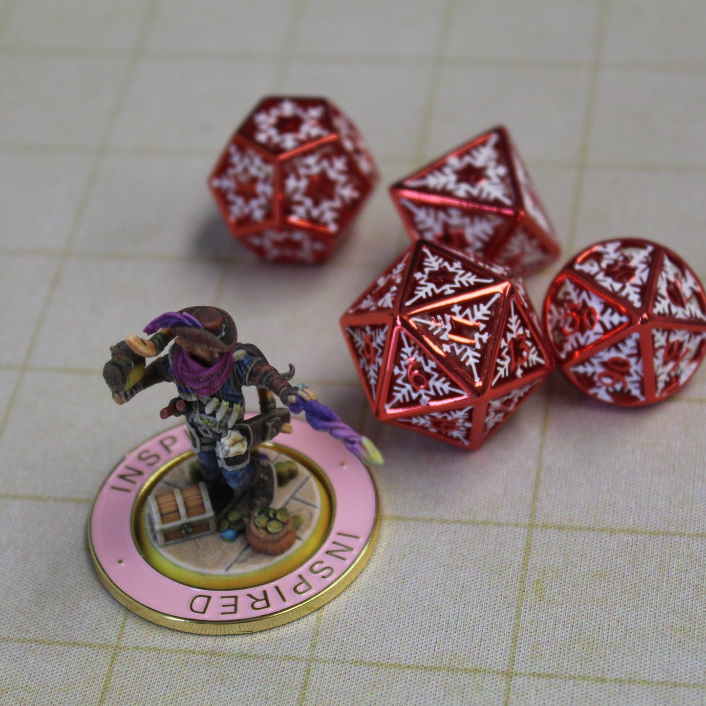 Gold and pink Inspired condition ring placed around a miniature on a battlemap grid, showing how it tracks inspiration during RPG gameplay.